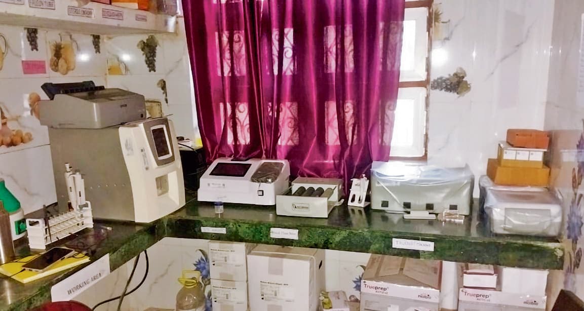 Siwan News : धूल फांक रही शहरी पीएचसी में लगी ट्रूनेट मशीन