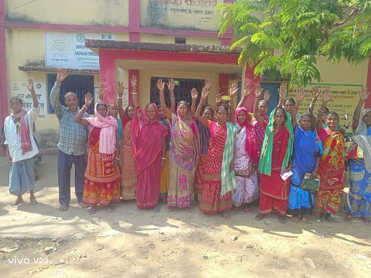 Deoghar news : आवास की राशि का भुगतान नही होने से लाभुकों ने पंचायत सचिवालय में जड़ा ताला