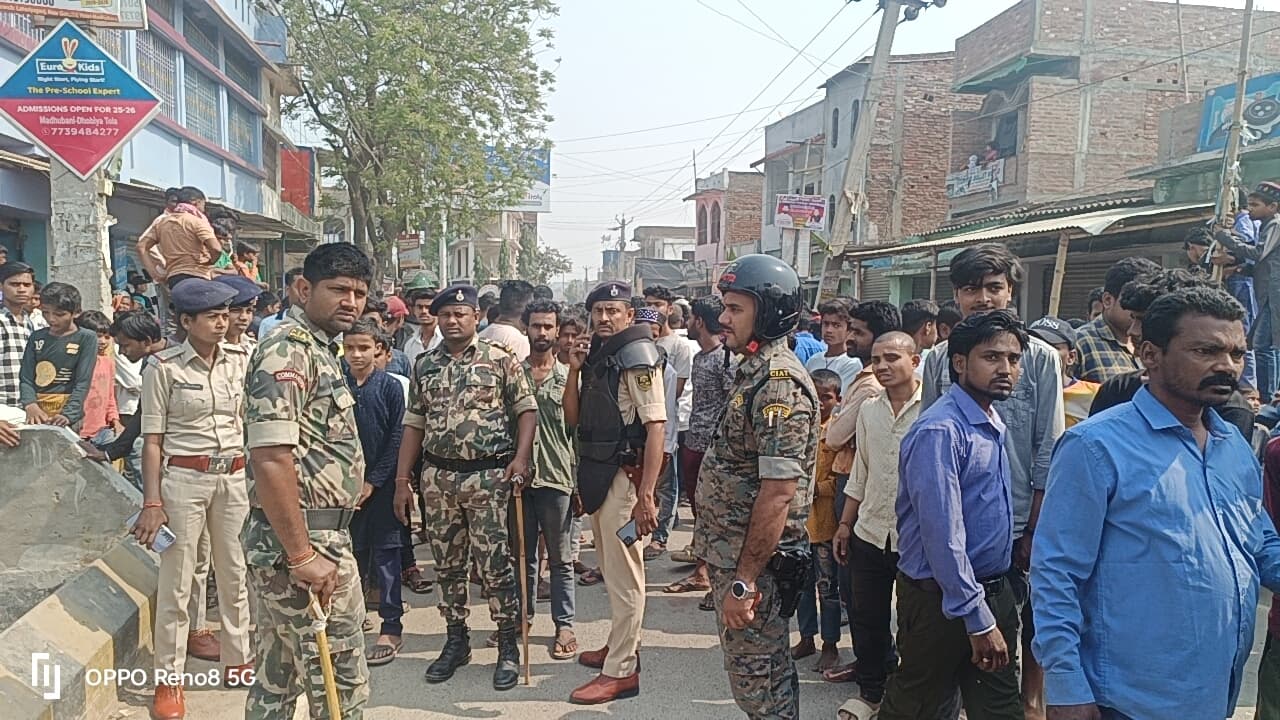 Madhubani News : युवक की हत्या के विरोध में सड़क पर शव रखकर किया जाम, पांच घंटे तक आवाजाही रही ठप