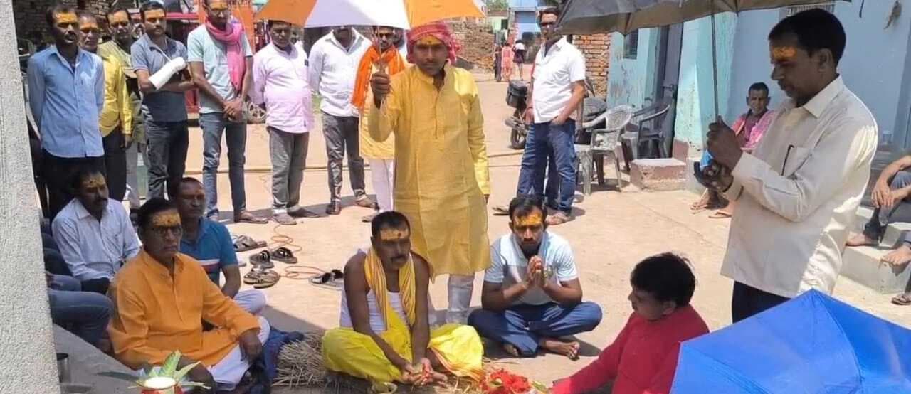 Giridih News :श्री हनुमान प्राण प्रतिष्ठा व महायज्ञ को ले ध्वजारोहण