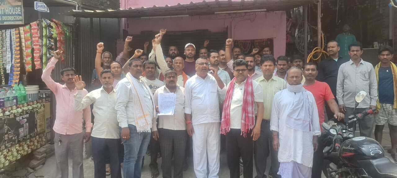 Madhubani News : मशाल जुलूस व बाजार बंद कराने संबंधित एसडीओ को सौंपा आवेदन