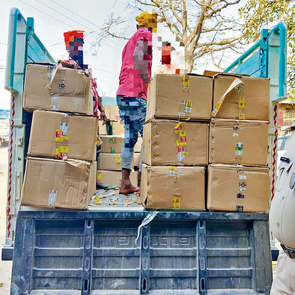 hajipur news. 882 लीटर विदेशी शराब के साथ धंधेबाज गिरफ्तार, वैन जब्त