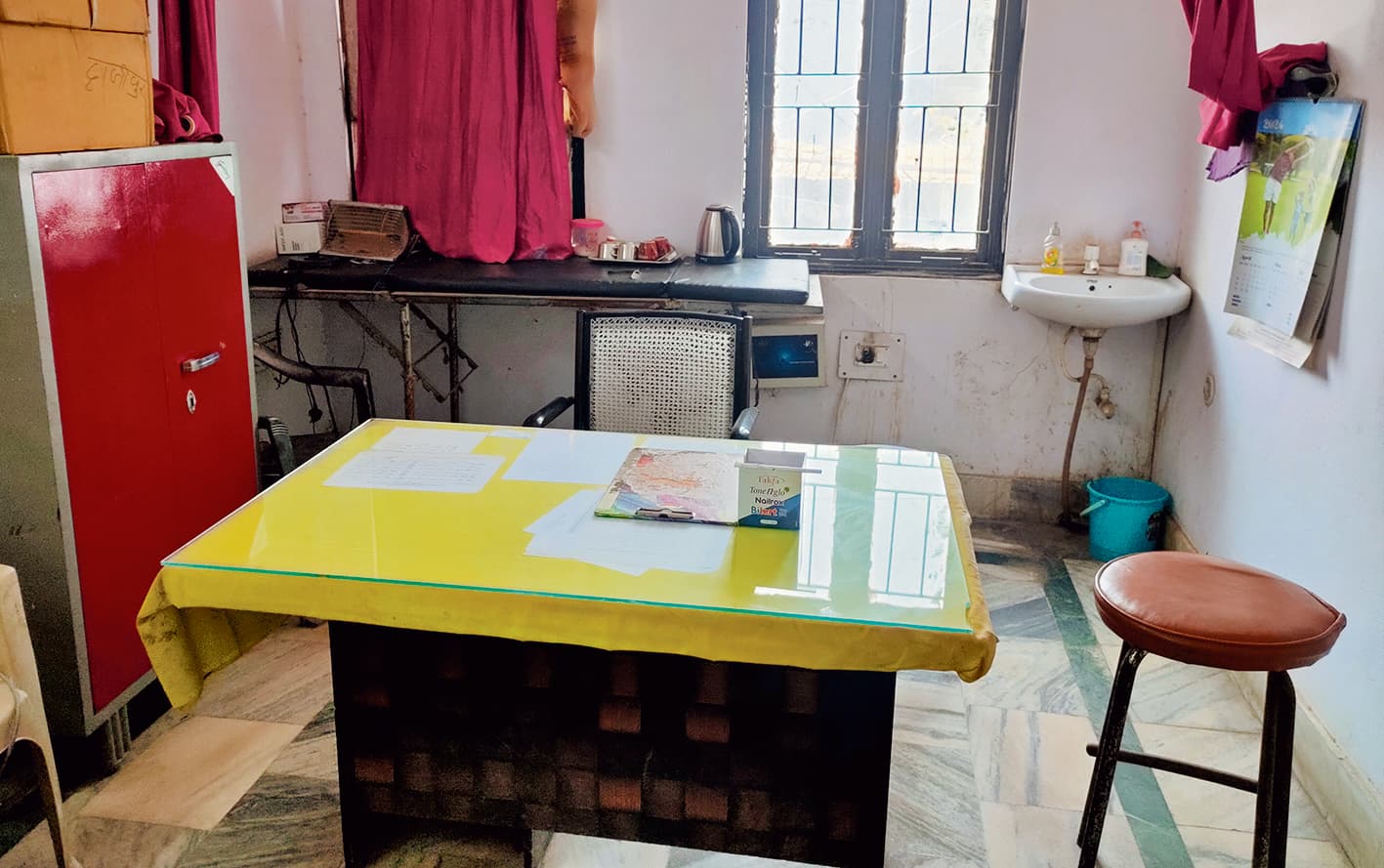 hajipur news. सुबह नौ से 11 बजे तक चिकित्सकों के कक्ष में लटके रहे ताले, छटपटाते रहे मरीज