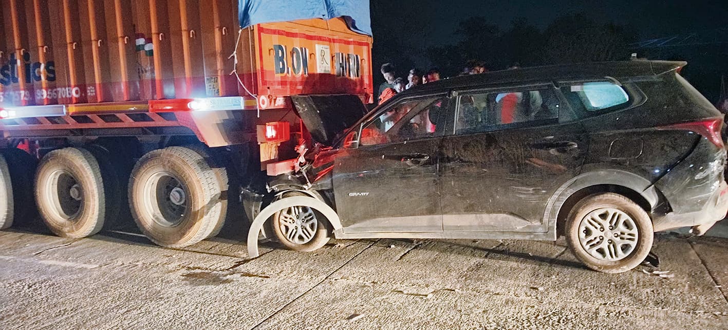 कंटेनर में पीछे से घुसी कार और कार को बोलेरो ने ठोका