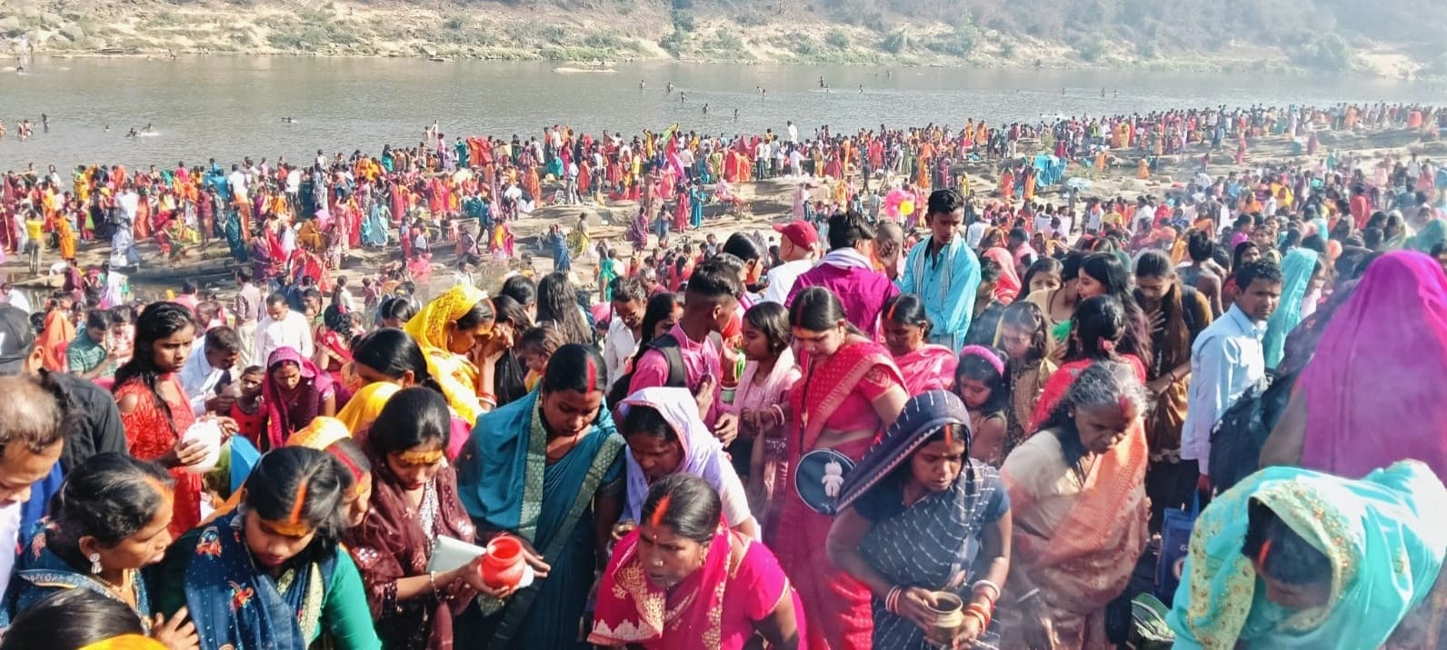 Bokaro News : श्रद्धालुओं ने दामोदर नदी में लगाई आस्था की डुबकी