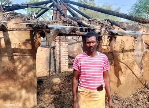 मेहरमा के इटहरी में चूल्हे से निकली चिंगारी से घर जलकर राख