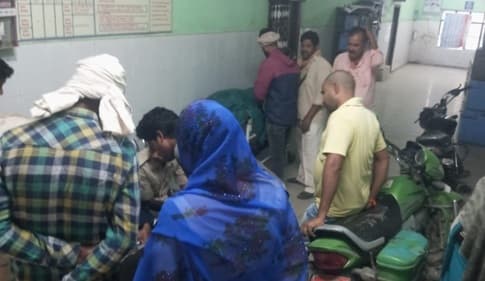 खड़ी हाइ्वा में बाइक टकराने से युवक की मौत, एक अन्य घायल