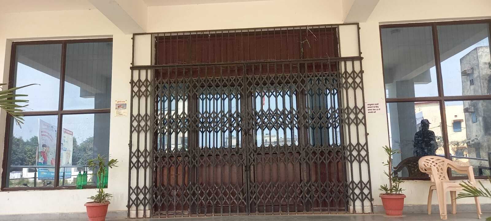 Madhubani News : हड़ताली चिकित्सकों ने अनुमंडलीय अस्पताल में जड़ा ताला