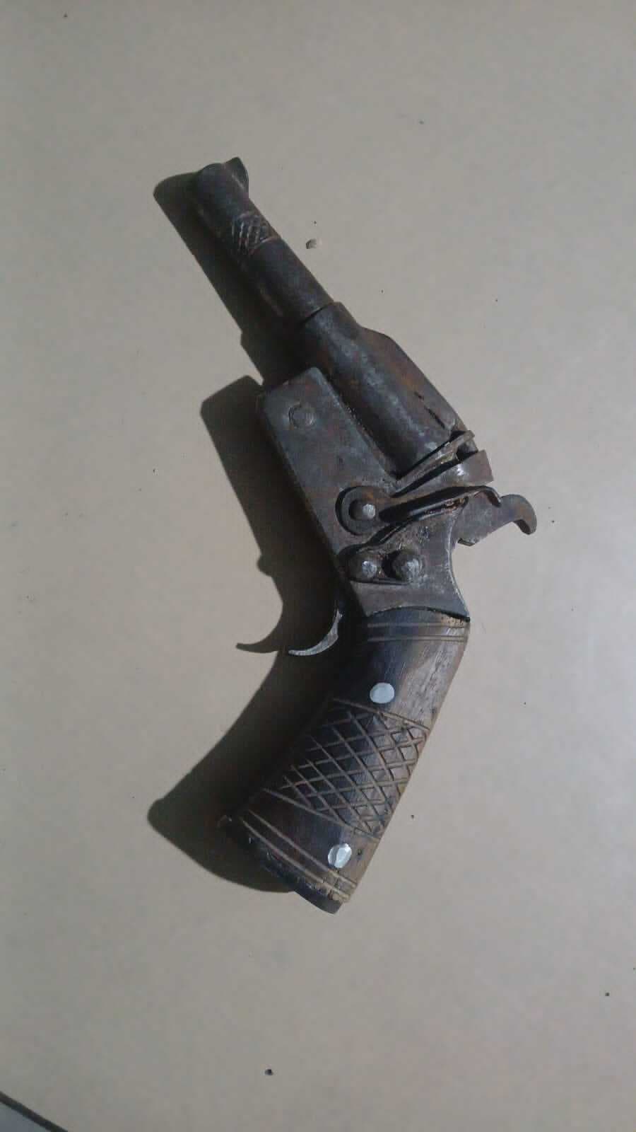 Madhubani News : पुलिस ने एक देसी कट्टा किया बरामद, आरोपित फरार