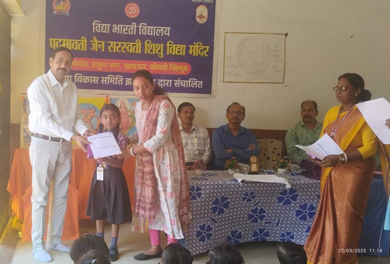 West Singhbhum News : फैंसी ड्रेस में सृष्टि प्रथम व सौम्या द्वितीय