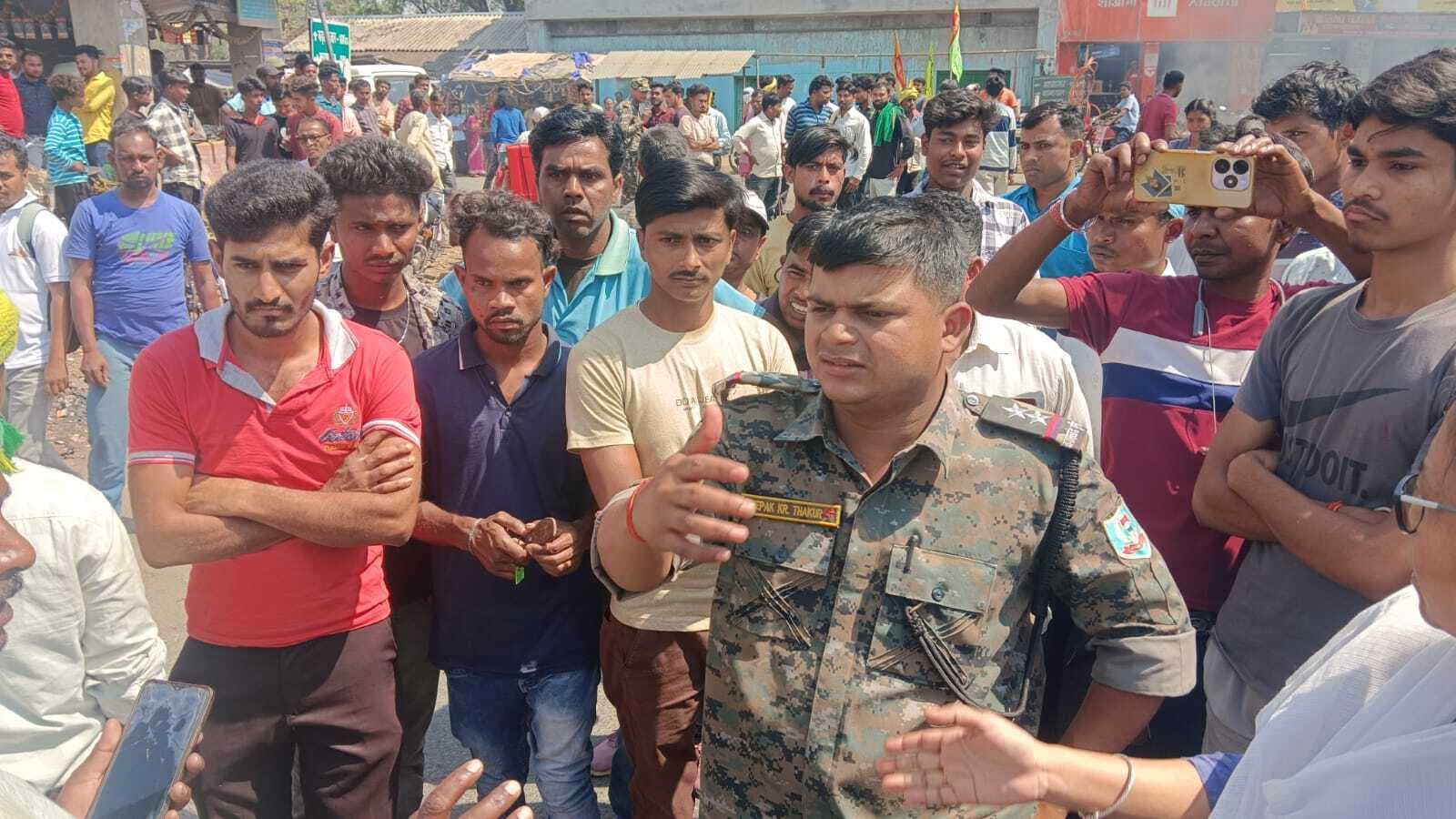 East Singhbhum News : जेएलकेएम ने तीन घंटे जाम रखा काटिन चौक