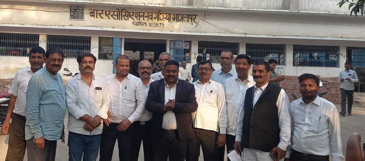 Bhagalpur News: नवगछिया कोर्ट परिसर में करणी सेना का विरोध-प्रदर्शन