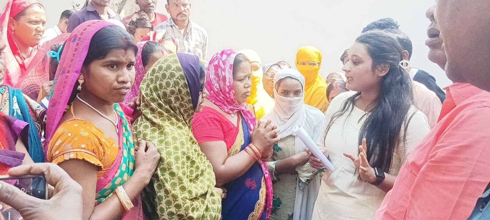 Dhanbad News : बिजली काटे जाने के विरोध में ग्रामीणों ने टाटा जीएम कार्यालय पर किया प्रदर्शन