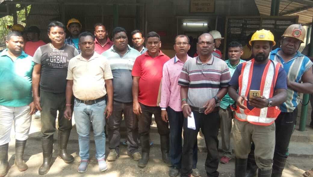 East Singhbhum News : दो मजदूरों को काम से हटाने के खिलाफ जताया विरोध, वापस बुलाया