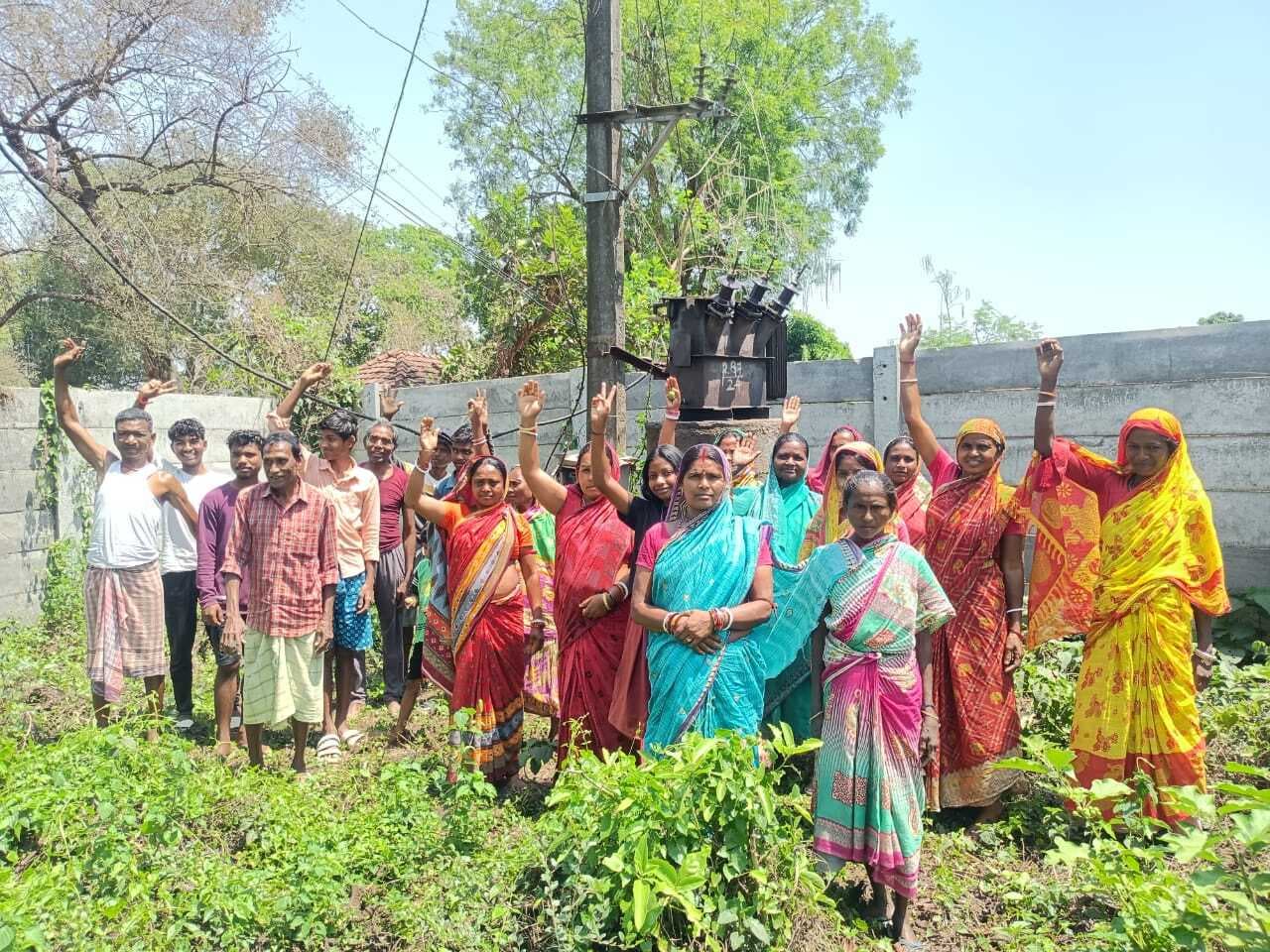 East Singhbhum News : घाटशिला के ऊपरपाड़ा में 10 दिनों से ट्रांसफॉर्मर खराब, बिजली-पानी के लिए हाहाकार