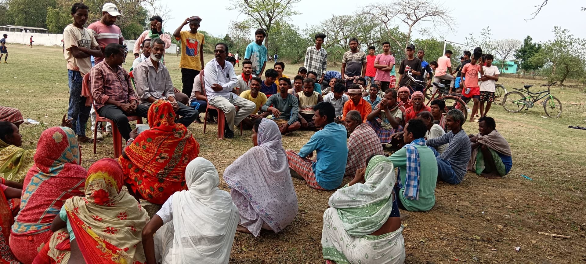 Seraikela News : वृद्धावस्था व विधवा पेंशन के नाम पर सीएनटी जमीन का एग्रीमेंट कराया, विरोध