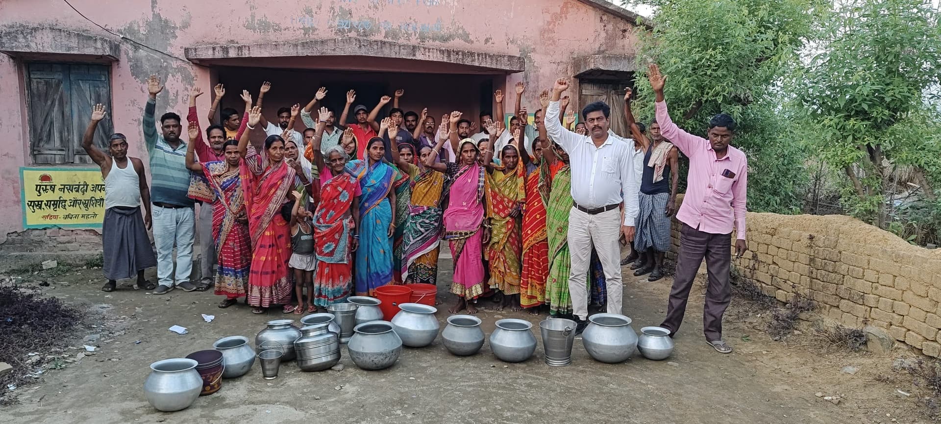 Seraikela News : गांव की तीनों जलमीनार खराब, एक चापाकल व कुआं के सहारे 180 परिवार, तालाब में स्नान, कपड़ा धो रहे