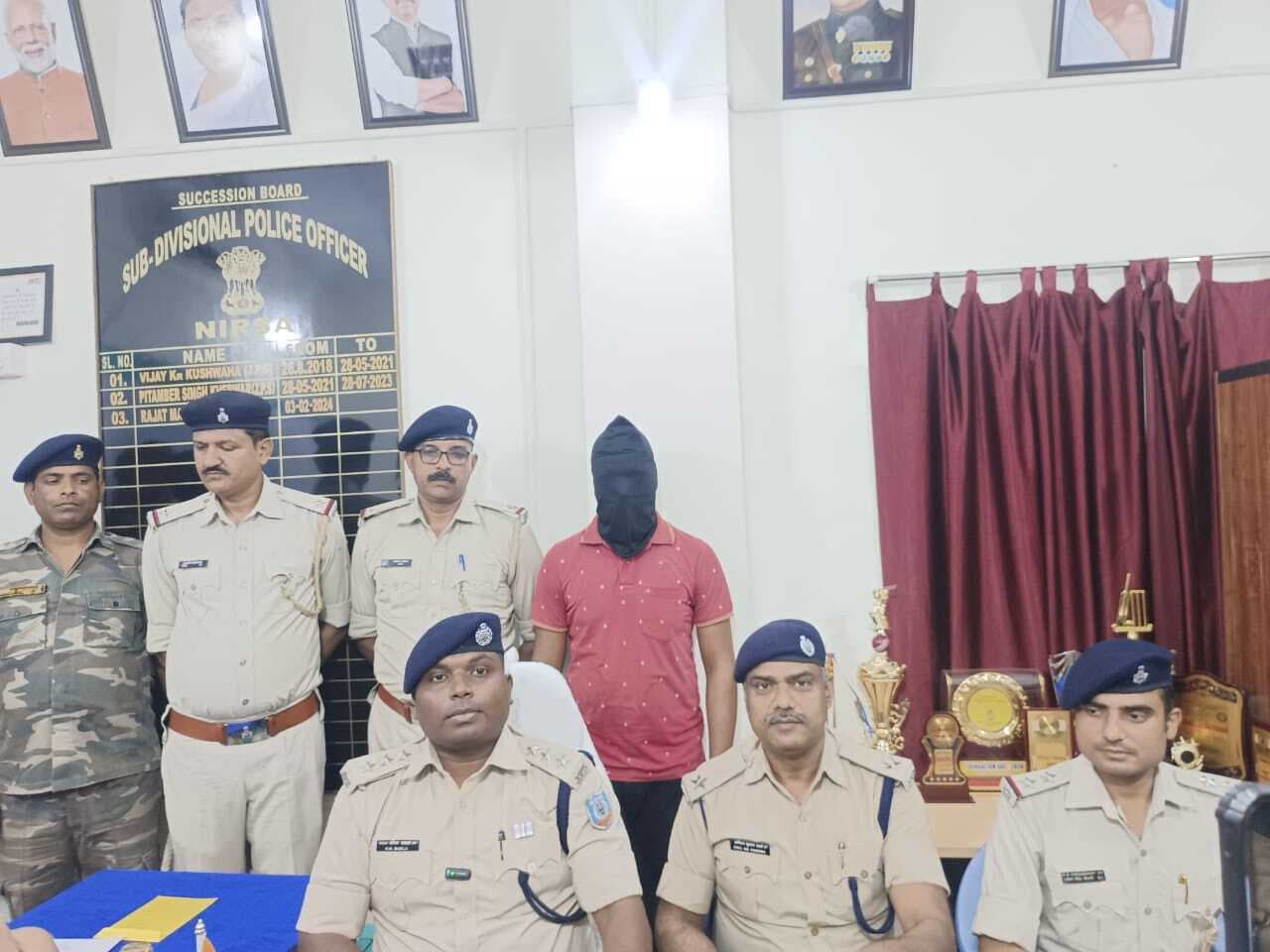 Dhanbad News: निरसा खटाल के मंटू यादव ने तीन अपराधियों के साथ मिल कर लूटी थी बस की चेचिस