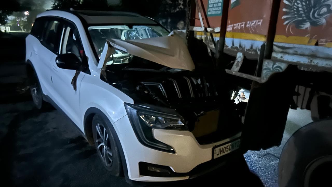 Jamshedpur News : सुंदरनगर के निकट खड़े ट्रेलर से टकरायी एक्सयूवी, हो गया ये हाल