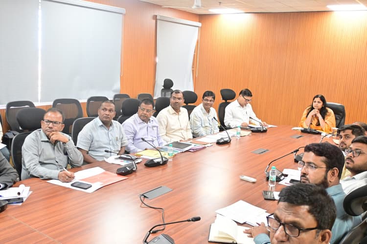 Dhanbad News : समीक्षा बैठक में उपायुक्त ने कहा-श्रीराम ईपीसी पर करें एफआइआर व एलएंडटी को ब्लैकलिस्ट