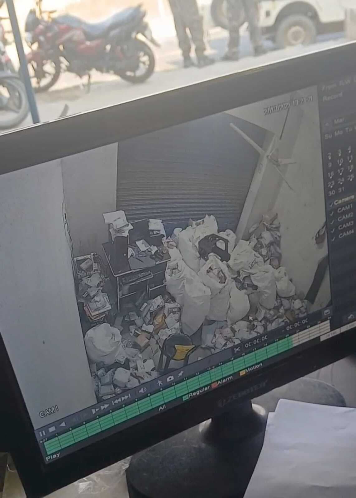 कोरियर ऑफिस से 118200 की चोरी