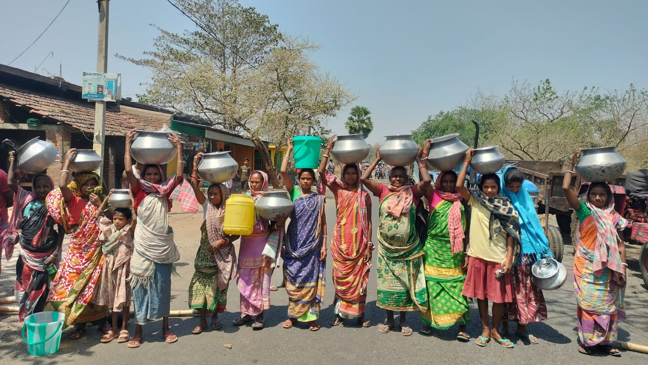 महेशपुर-शहरग्राम सड़क पर बांस-बल्ला व बर्तन रख किया तीन घंटे जाम