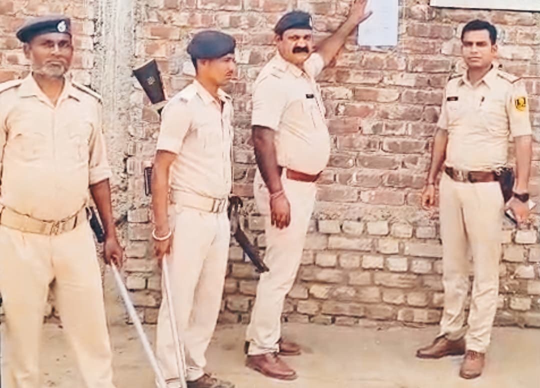 दो अभियुक्तों के घर चिपकाया इश्तेहार