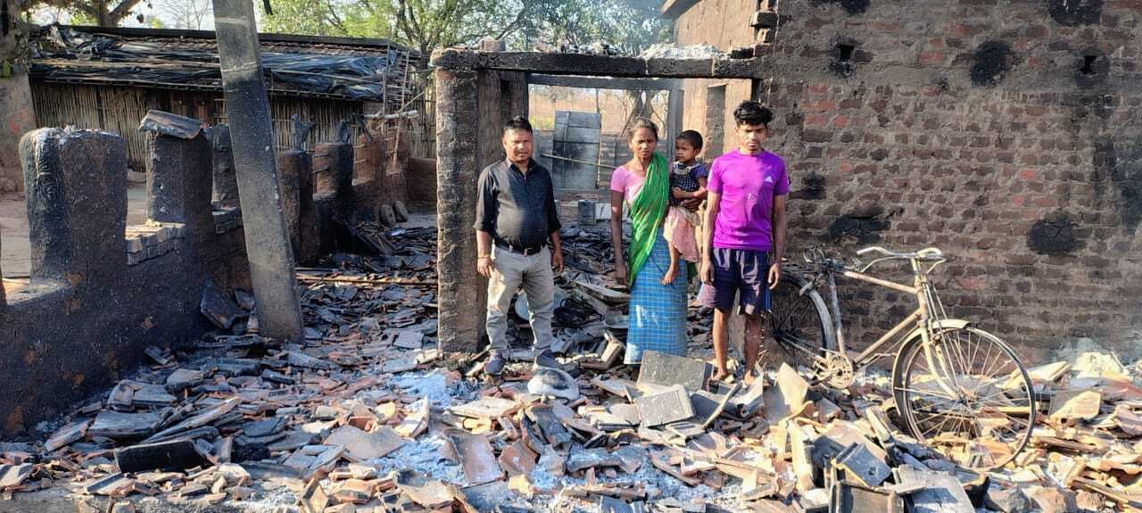 आग लगने से घर जलकर राख, हजारों की संपत्ति खाक