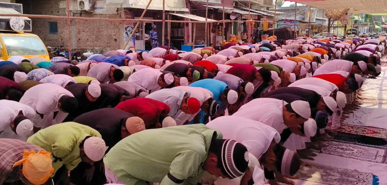 अलविदा जुमे की नमाज में उठी दुआएं:  मस्जिदों में अमन व तरक्की को ले की गई इबादत