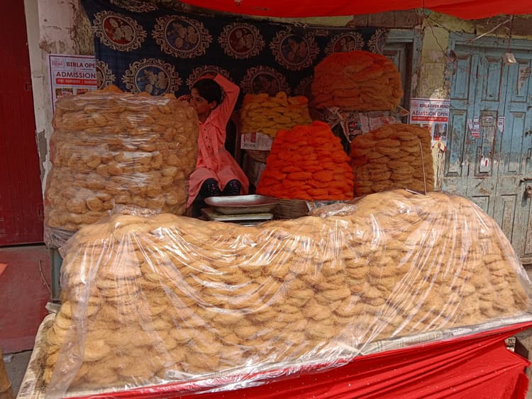 सिकंदर के कढ़ाईदार कुर्ते की मांग है ज्यादा