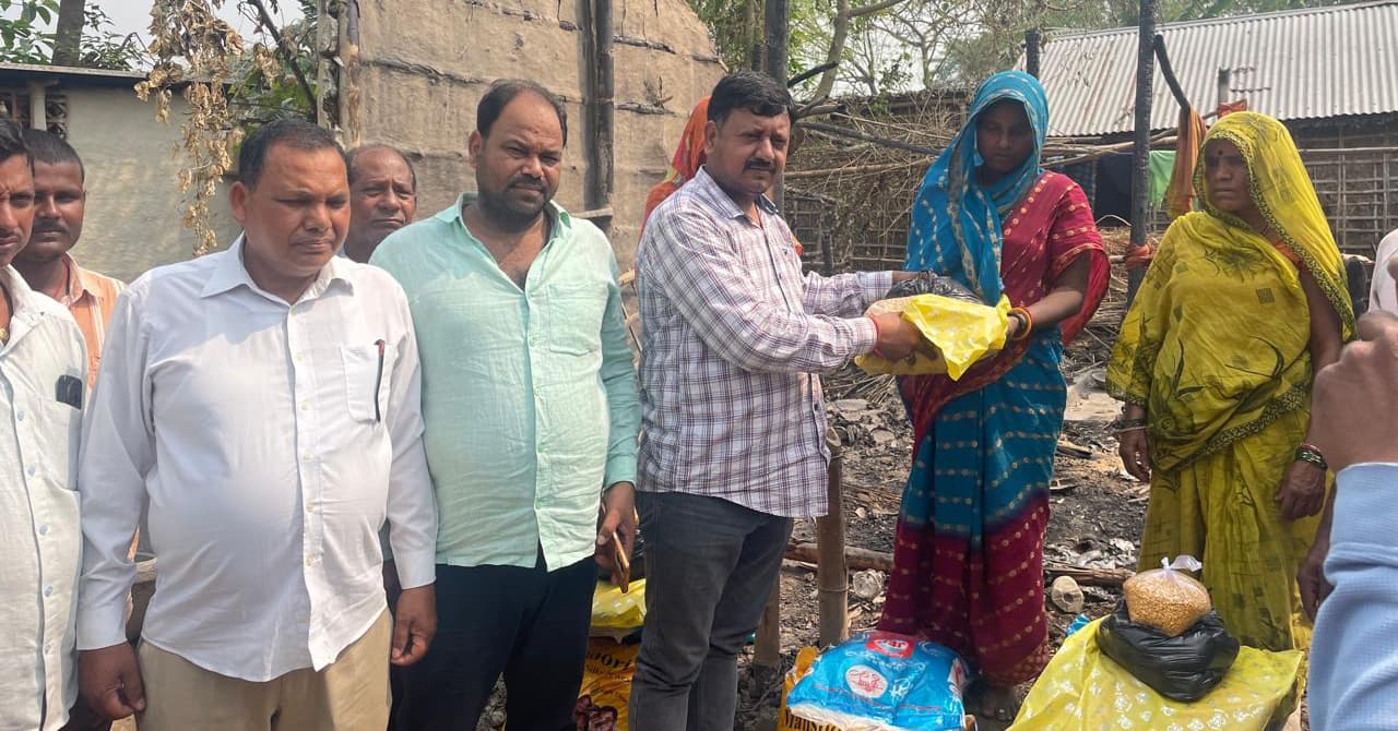 पूर्व मुखिया ने अग्नि पीड़ित परिवारों के बीच बांटी राहत सामग्री