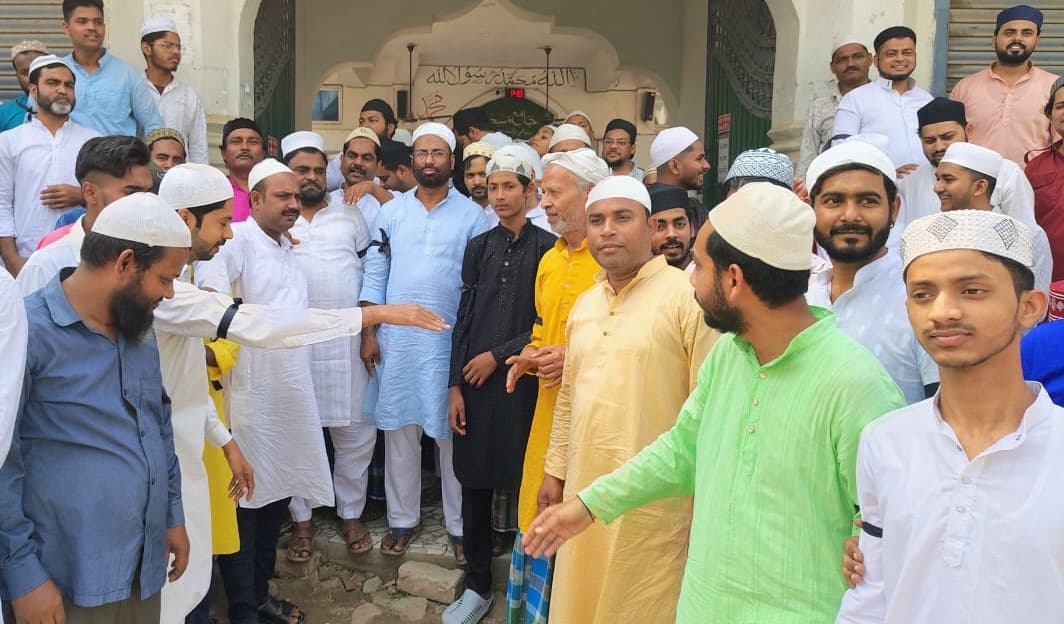 वक़्फ़ बिल के खिलाफ पूर्णिया में लगाया काला बिल्ला, प्रदर्शन