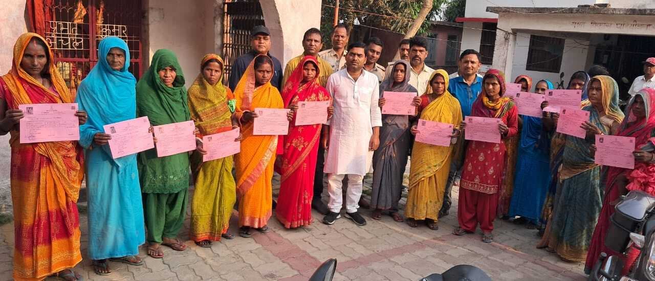 18 भूमिहीन परिवारों को दिया गया बासगीत पर्चा