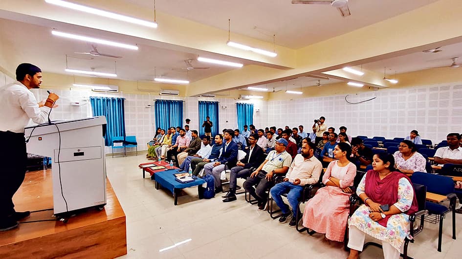 hajipur news. बिदुपुर इंजीनियरिंग कॉलेज में आधुनिक ड्रोन तकनीक दी गयी जानकारी