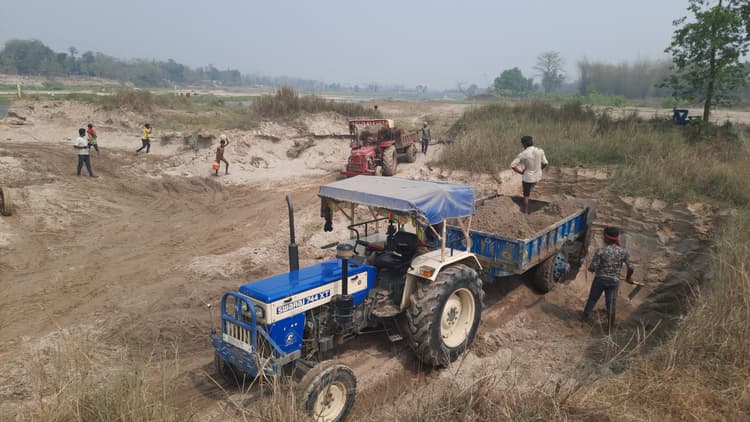 बलुआहा नदी में बालू का अवैध खनन धड़ल्ले से जारी