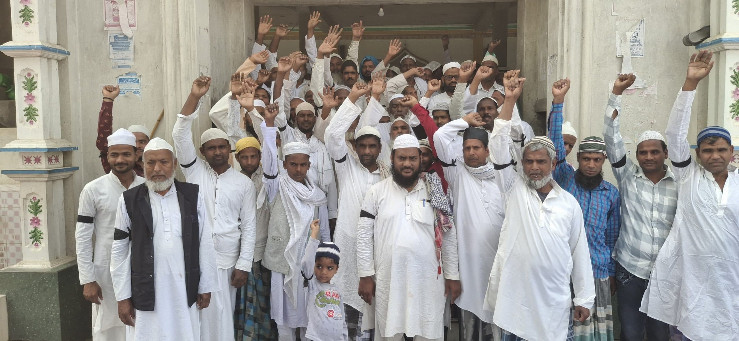 वक्फ बोर्ड संशोधन के खिलाफ काली पट्टी बांधकर अदा की नमाज