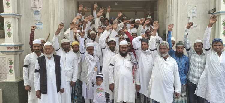 वक्फ बोर्ड संशोधन के खिलाफ काली पट्टी बांधकर अदा की नमाज