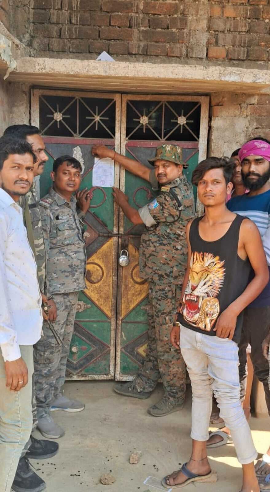 फरार वारंटी के घर में चिपकाया गया इश्तेहार