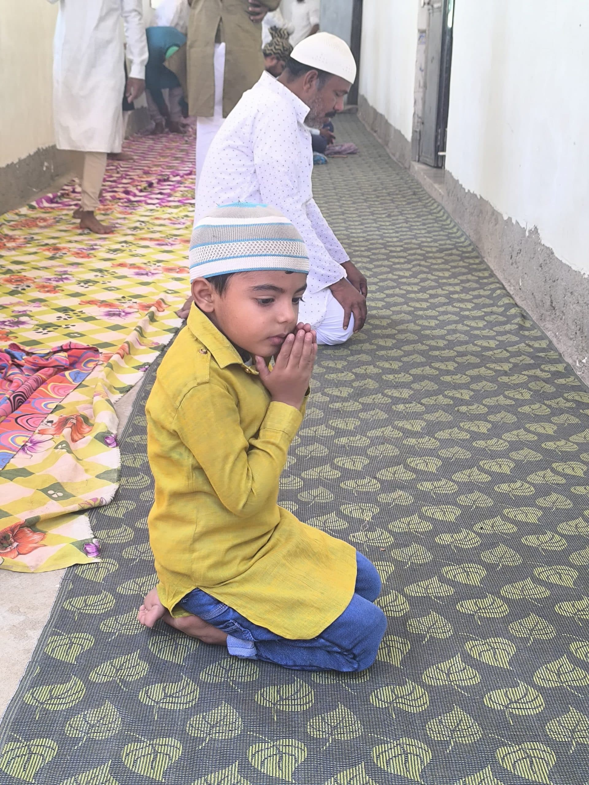 आखिरी जुमे की पढ़ी गयी नमाज, ईद की तैयारी में जुटे धर्मावलंबी