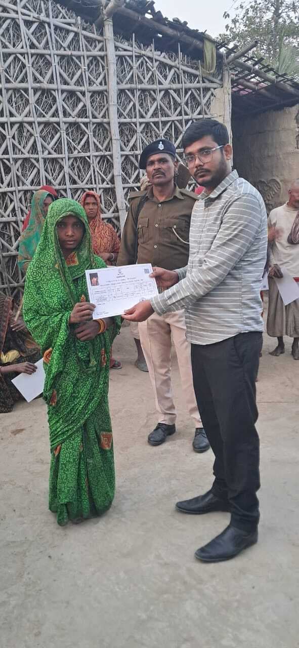 लाभुकों को दिया गया बासगीत पर्चा