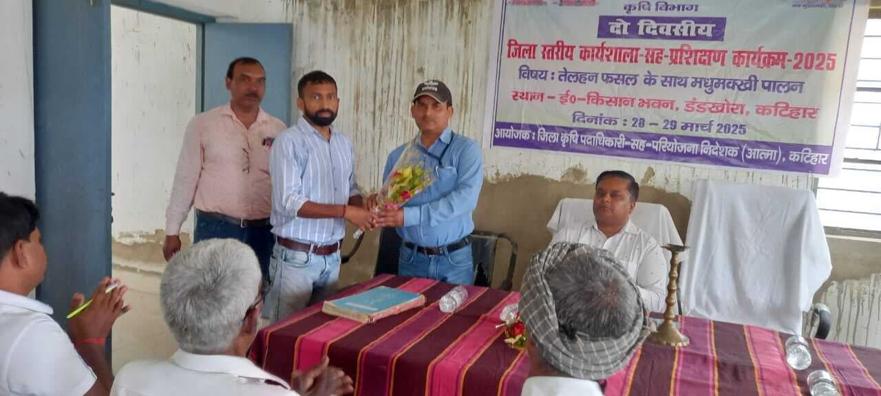 कृषि के साथ मधुमक्खी पालन कर अपना भविष्य संवार सकते है किसान