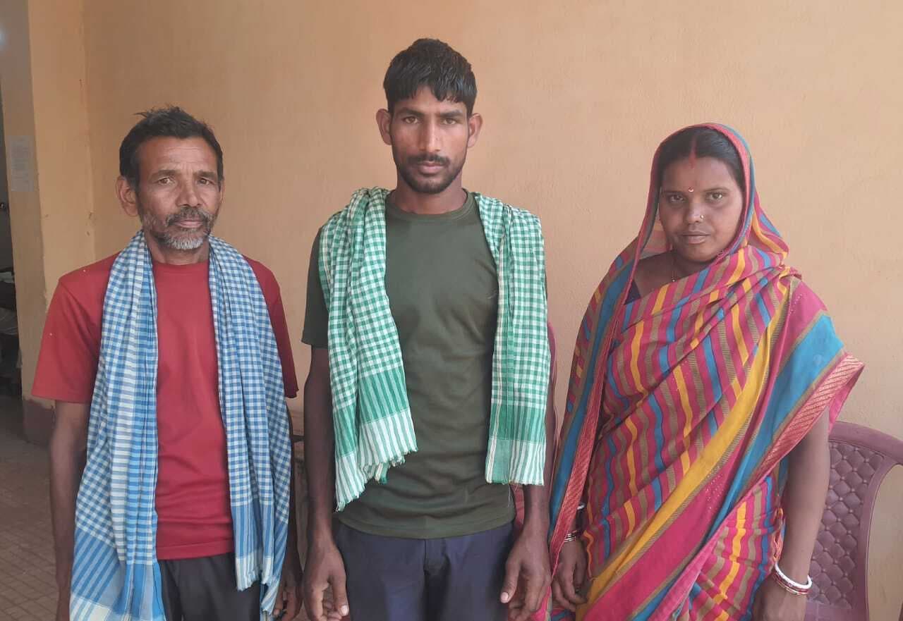 जमीन विवाद में खेत से जबरन प्याज उखाड़ने पर दो पक्षों में हुई मारपीट