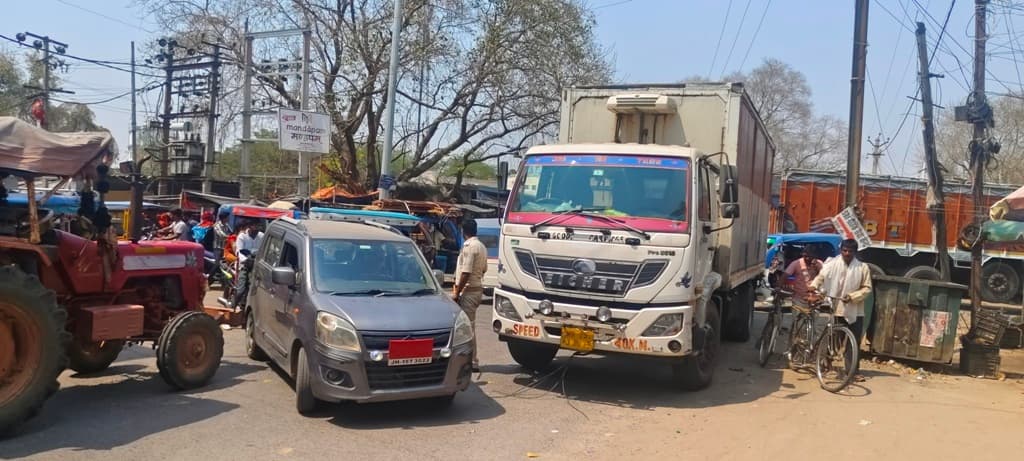 ट्रक खराब होने से लगा जाम, हुई परेशानी