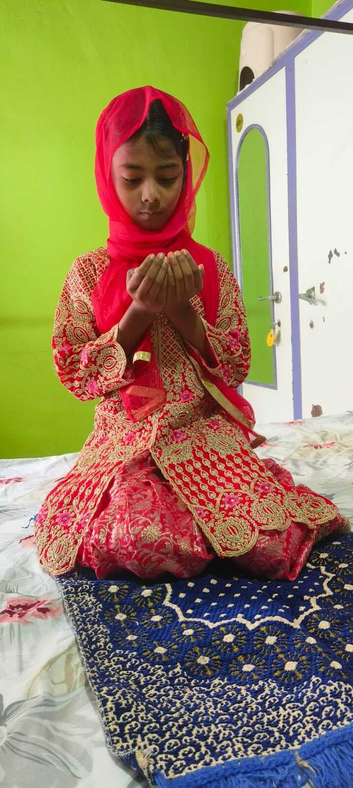 आठ वर्षीय ईनाया ने रमजान में रोजा रख की इबादत