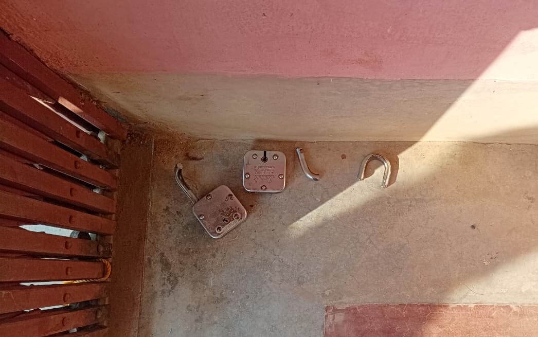 मुख्य दरवाजा का चोरों ने तोड़ा ताला, गृहस्वामी के जगने पर फरार हुआ चोर
