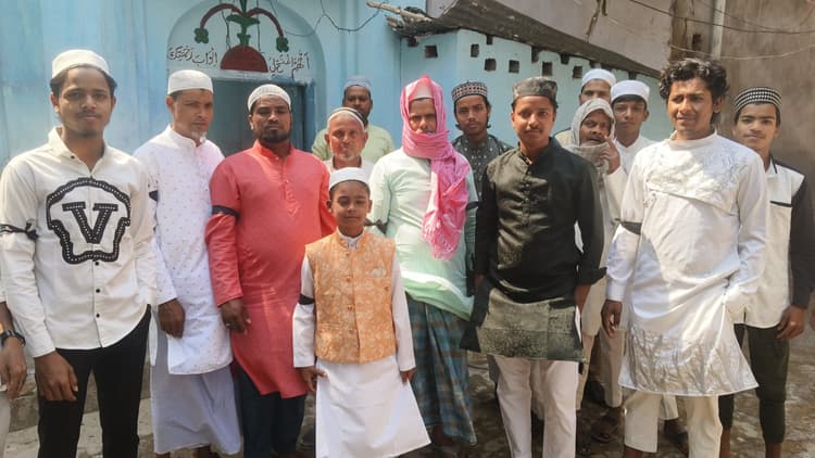 मस्जिदों में अदा की गयी अलविदा जुमा की नमाज