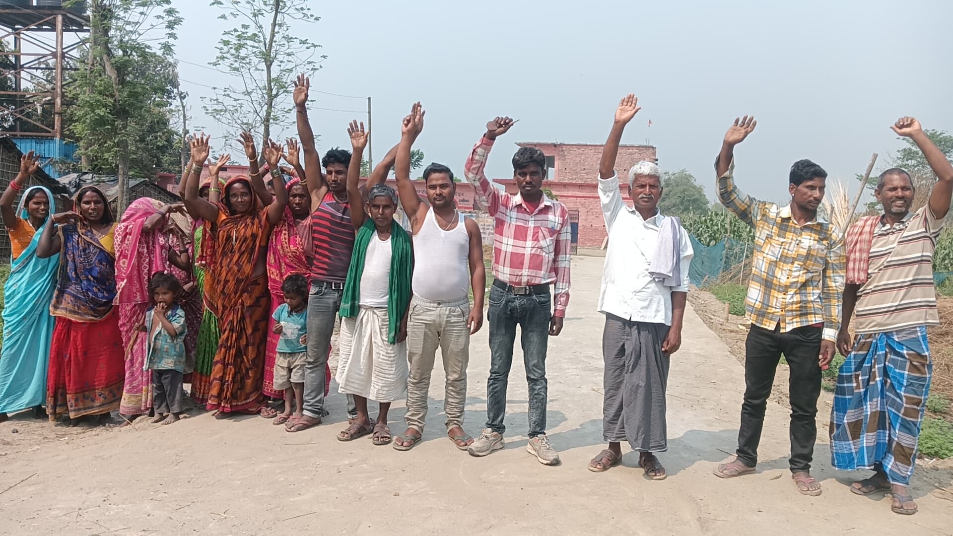 सर्वे अमीन के खिलाफ भू-धारियों ने किया प्रदर्शन