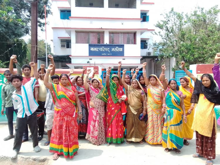 सफाई कर्मी मांग पर अड़े, की हड़ताल