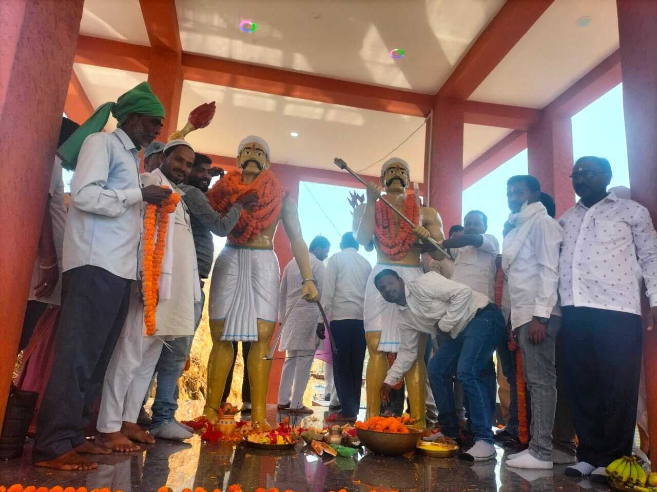 खरवार-भोग्ता समाज ने दी नीलांबर-पीतांबर को श्रद्धांजलि