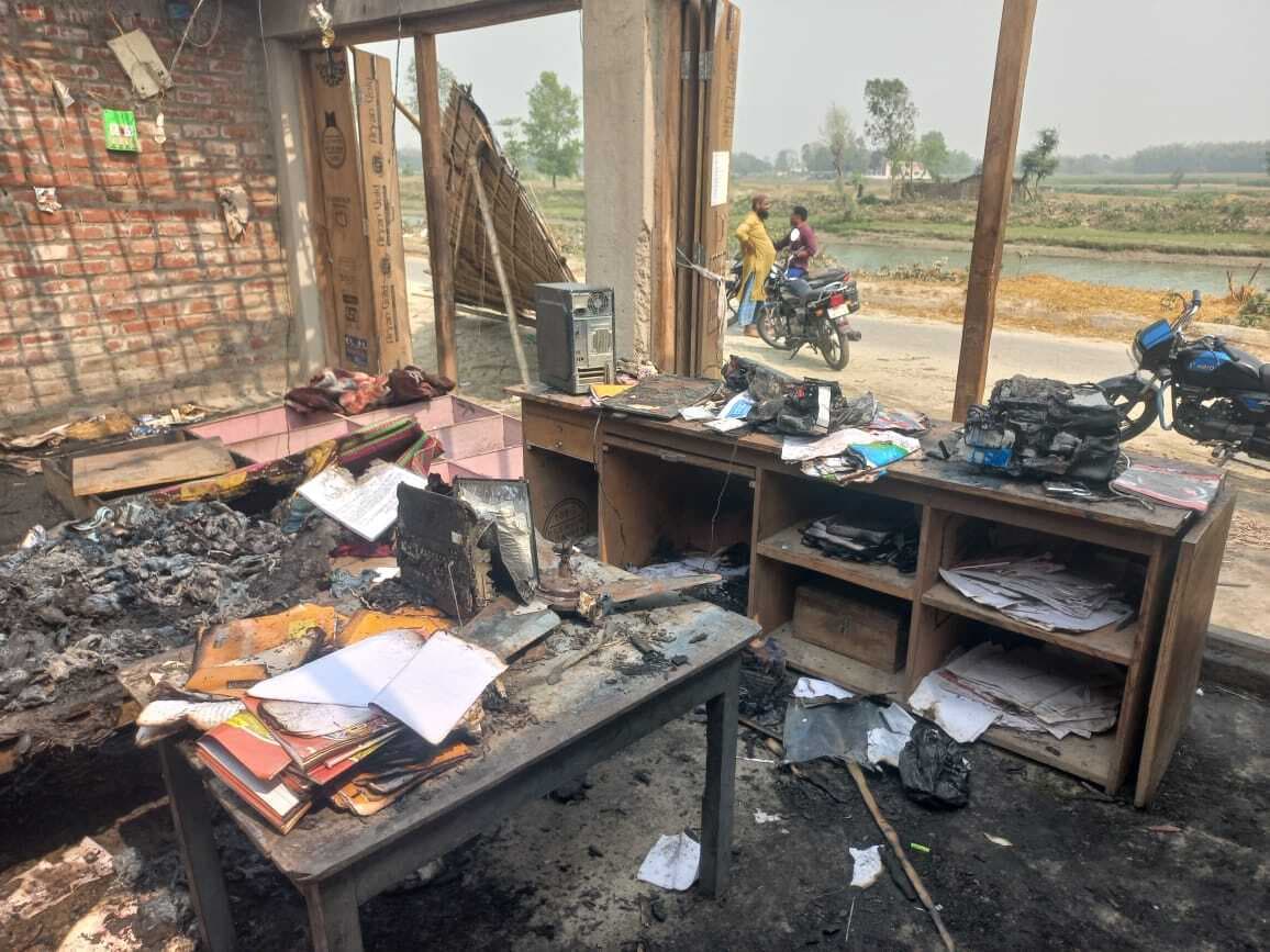 कंप्यूटर दुकान व घर में लगायी आग,  लाखों की क्षति